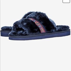 Sz 6 Minnetonka slippers